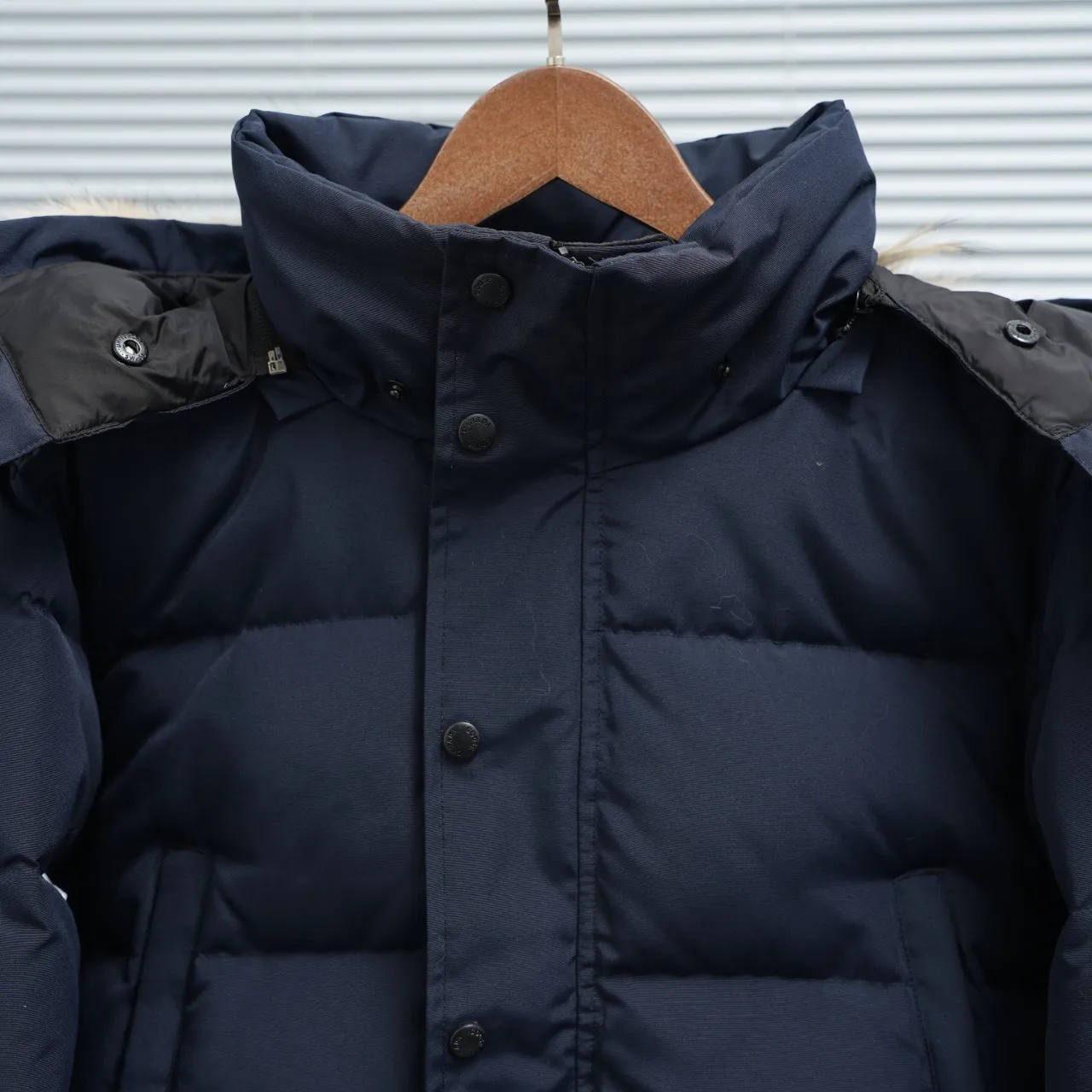 The P880 Wyndham Parker is available in 29 models for both men and women. Both the fur collar and the fur collar are detachable. My personal favorite is simple and elegant. It is clean and neat. It has been chosen by Arctic and Antarctic scientific expedition teams as winter wear. It is the Rolls-Royce of the world. ➖ Industry-leading anti-counterfeiting chip sensing. ➖ Imported Behringer embroidery machines and customized embroidery labels, the highest level and industry leading. ➖ Imported Korean 21-count polyester-cotton blended original fabric, TC85 waterproof coated fabric, water-repellent, windproof and wear-resistant. ➖ The new national standard 80 white duck down is filled with an average of 520 grams of down. The amount of down filled is industry-leading. ➖ 100% nylon lon lining with double double-layer sealing design to prevent velvet running, seamless thread design on cuffs! ➖ Western Canadian Green Wolf Collar. ➖ Yoshida YKK provides original factory-customized electroplated sliders. YKK two-way lockable zippers are tight and smooth and do not peel off paint. ➖ 3M composite Velcro is durable and the accessories and hardware are all custom-made. Note: Our copywriting is only simple and clear. Instead of bragging about the copywriting, it is better to compare and understand with samples. Only for the purest, most focused, most professional, highest quality, and highest sex! Color: off-white with red label. Size: Xs S M L XL XXL.